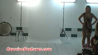 Una bomba sexy ceca si spoglia e fa un pompino nel backstage