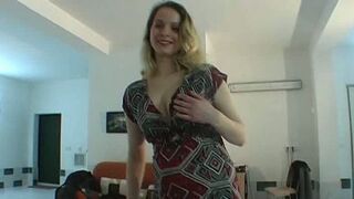 Ragazza ceca amatoriale fa lapdance con stivali neri