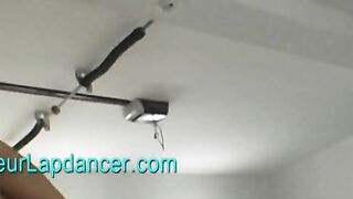 Bionda selvaggia fa lap dance in lingerie sexy