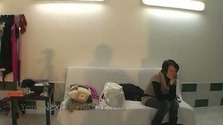 Une jeune fille aux cheveux courts, attachée, se fait brutalement baiser par un homme plus âgé.