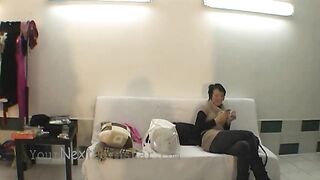 Garota de cabelo curto amarrada é violentamente fodida por um cara mais velho.