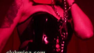 MILF ruiva pratica BDSM com sexo vaginal e anal com os dedos.