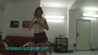 Dança no colo de uma loira gostosa e esbelta