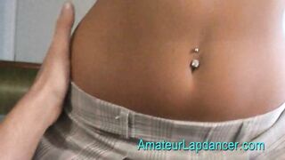 Geile, gebräunte Brünette im Schuloutfit macht einen Lapdance