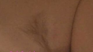 A adolescente Lucy recebe uma massagem facial enquanto está amarrada.