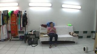 Servizio fotografico erotico con facciale per adolescente timida