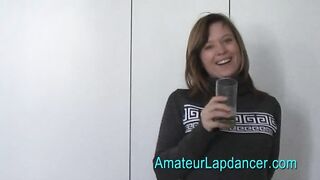 Eine nervöse, schüchterne, blonde, wunderschöne Lapdancerin