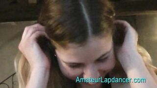 Dança no colo de uma adolescente naturalmente linda