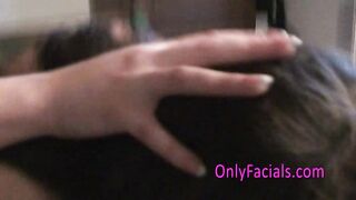 Facial para dos lesbianas calientes