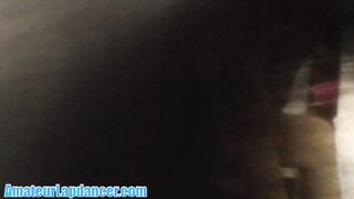 une brune amatrice sexy fait une danse sur les genoux.