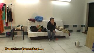 Küssen und Umarmen für schüchterne tschechische Möchtegern