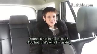 Una studentessa ceca diciannovenne si scopa la figa con un dildo in taxi