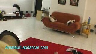 Dança sensual no colo de uma loira tcheca natural