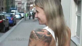 Spettacolo PUBBLICO di una selvaggia adolescente ceca