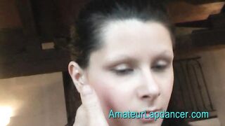Dolce e sexy bruna che fa lapdance