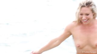 MILF blonde athlétique