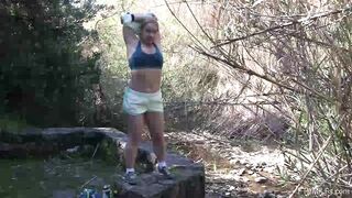 Exibicionista de seios fartos