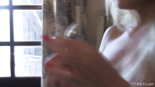 Bionda europea con le gambe lunghe