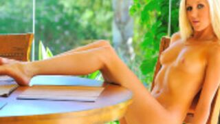 Emily desnuda por primera vez