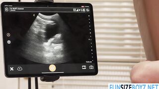 Un medico lussurioso scopa il suo piccolo paziente Twink