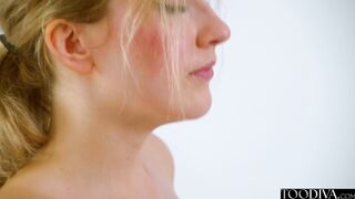 Besos lésbicos y afeitado de coño con follada de consolador TOODIVA