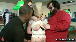 L'adolescente Haley Cummings dénudée et se faisant tripoter par des inconnus dans une salle de billard