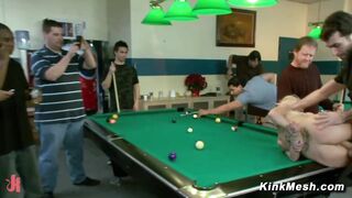 L'adolescente Haley Cummings dénudée et se faisant tripoter par des inconnus dans une salle de billard