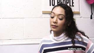 Beccato a rubare porno, ora viene scopato duramente.