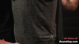 Zak Bishop, atado, recibe una penetración anal brutal.