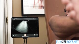 Mi médico DILF me folla mientras me hace una ecografía.