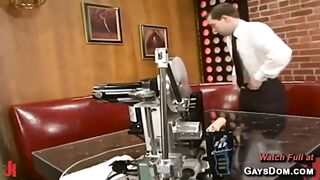 El aficionado Mike experimenta el sexo anal profundo por primera vez en esta escena erótica de un restaurante.