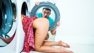 Só vou te ajudar a sair daqui se eu puder te lamber, madrasta.