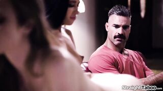 El marido sorprende a sus dos esposas engañándose mutuamente.