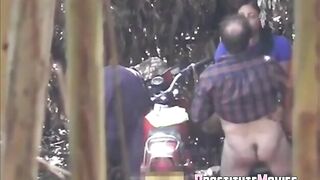 Raposa Prateada Chega de Moto para Pegar Prostitutas na Selva