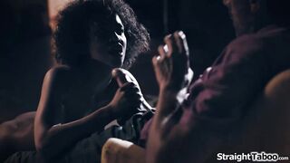 Demi Sutra, una morena de pechos pequeños, se empodera y toma el control.