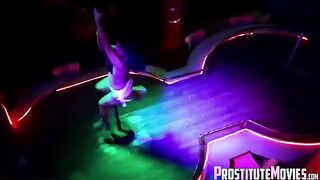 Une strip-teaseuse mexicaine sexy fait une fellation et avale la semence d'un vieil homme.