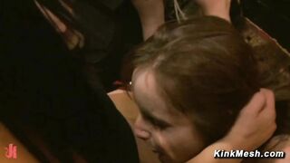 Bella Rossi et Kristine Kahill obéissent aux ordres dans un service hardcore consensuel et sans tabou.