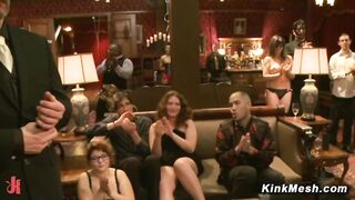 Bella Rossi et Kristine Kahill obéissent aux ordres dans un service hardcore consensuel et sans tabou.