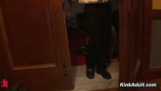 Il Maestro e il Papa decorano gli schiavi sotto l'albero di Natale al piano superiore