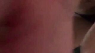 Une jeune escort girl mince fait une fellation bâclée à un homme plus âgé dans une chambre d'hôtel.