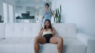 Aider ma baby-sitter en chaleur la fait mouiller.