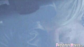 Un voyeur filma una bionda in pelle che pratica sesso orale a bordo strada e ingoia.