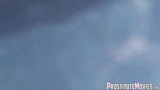 Un voyeur filma una bionda in pelle che pratica sesso orale a bordo strada e ingoia.