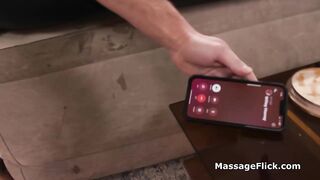 Sa femme étant absente, il invite sa maîtresse pour un massage à la fin heureuse et risquée.