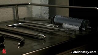 Lorelei Lee somete a un esclavo a una intensa humillación con una escena de BDSM extrema.