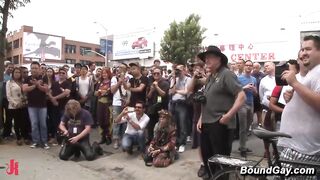 Intensas prácticas de bondage y flagelación en una feria con Hayden Richards y Brian Bonds.