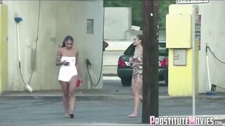 Prostitutas callejeras sexys muestran su coño en un estacionamiento público.