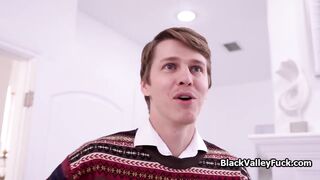 Ela manipula o nerd para manter sua paixão em segredo.