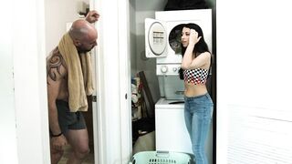 Alex Coal - Viene sodomizzato in bagno mentre il marito è nell'appartamento accanto