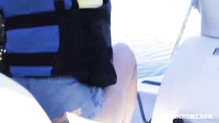 La troia della barca a cigno seduce il ragazzo del noleggio e si fa scopare la faccia